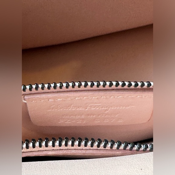 SALVATORE FERRAGAMO Vara Bow Smooth Leather Shoulder Bag - Picture 5 of 8